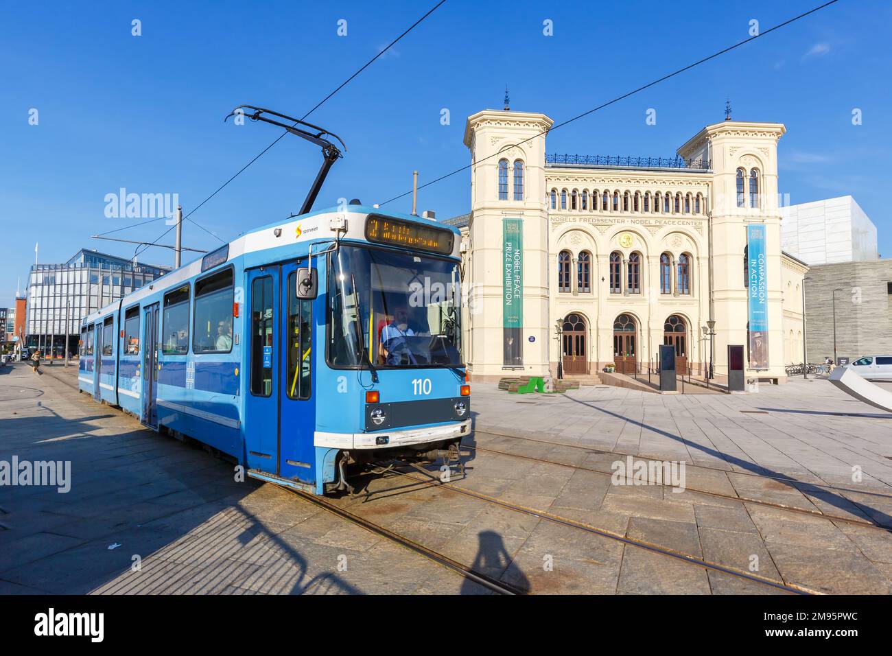 Oslo, Norvège - 15 août 2022 : tramway, transport public au Centre Nobel de la paix à Oslo, Norvège. Banque D'Images