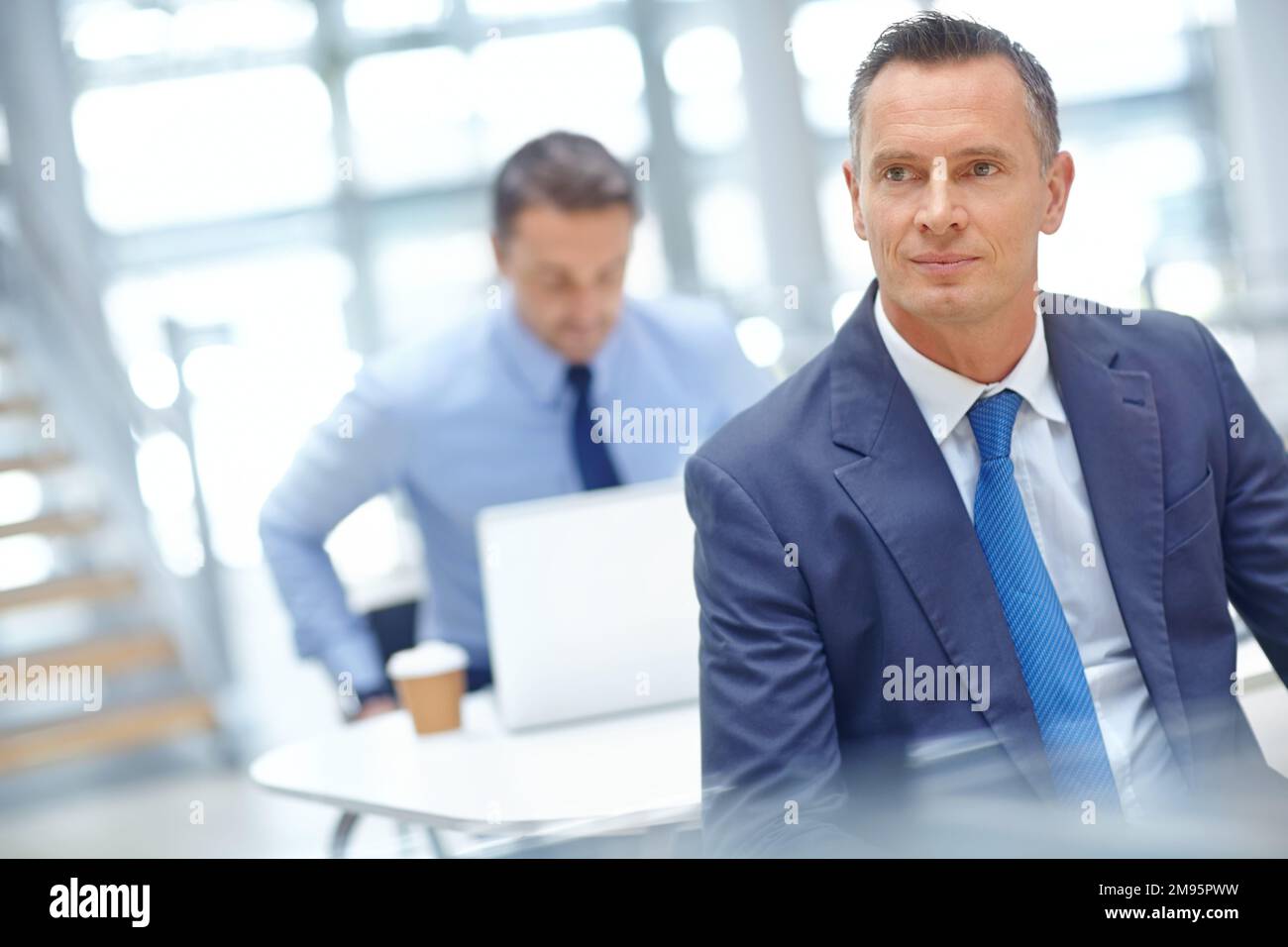 Homme d'affaires, voyage et voyage de travail pour une conférence d'entreprise, un aéroport ou un salon d'affaires avec le pdg de l'entreprise. Cadre, homme et carrière avec professionnel Banque D'Images