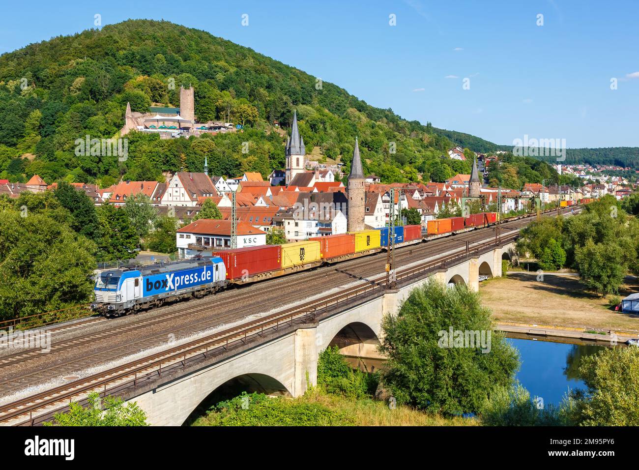 Gemuenden am main, Allemagne - 3 août 2022: Train de fret avec conteneur de cargaison de boxXpress à Gemünden am main, Allemagne. Banque D'Images