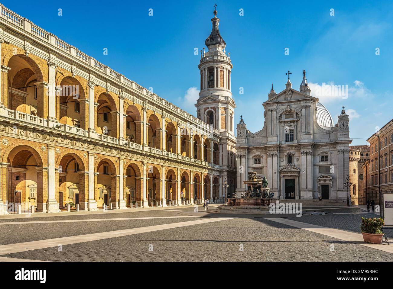 Façade de la basilique de Loreto, fontaine monumentale et palais apostolique de la Piazza della Madonna. Loreto, province d'Ancône, Marche, Italie Banque D'Images