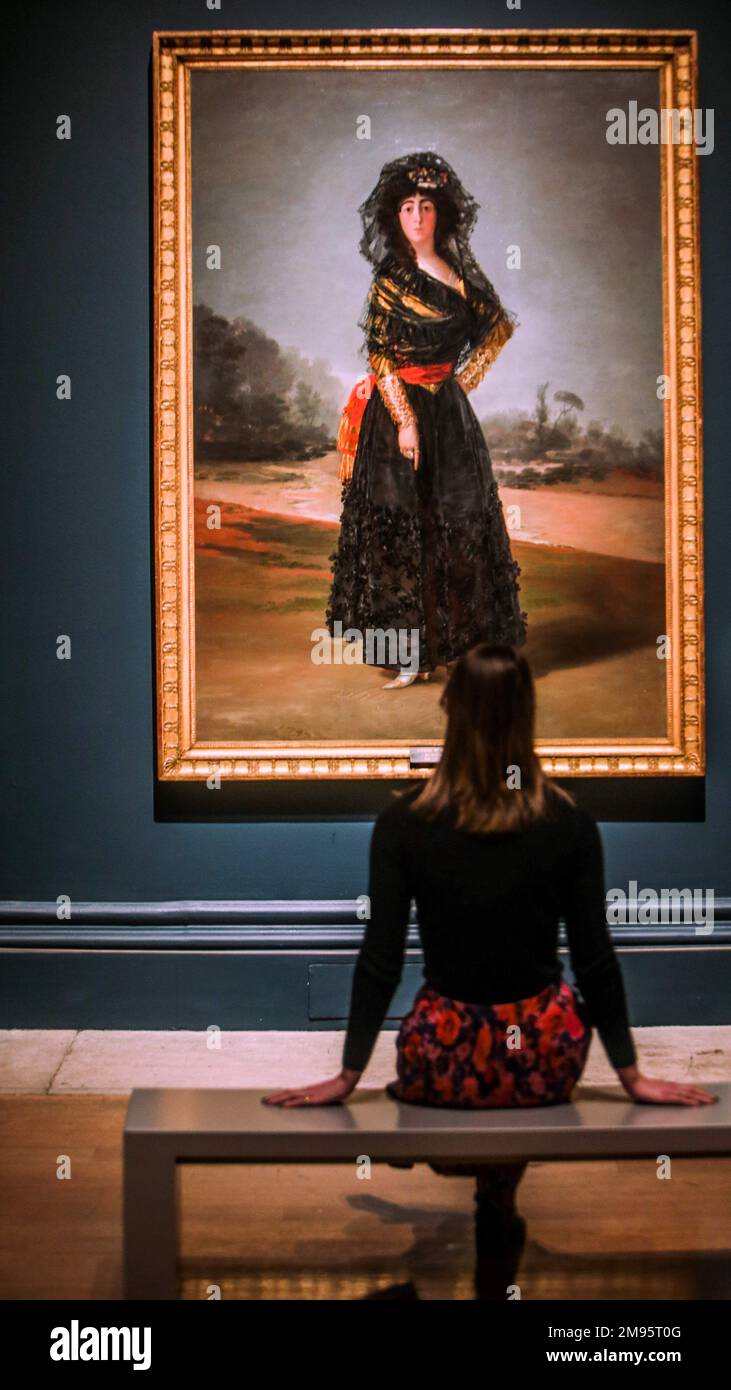 Londres Royaume-Uni 17 janvier 2023 la peinture emblématique de Francisco de Goya, la duchesse d’Alba, l’une des figures les plus frappantes de la cour espagnole à la fin du XVIIIe siècle, et l’œuvre illustre la maîtrise de Goya en peinture. La relation de Goya avec la duchesse a donné lieu à de nombreuses spéculations. Le tableau suggère qu'il a succombé à son charisme: Écrit dans le sable sont les mots «olo Goya» («Only Goya»), alors qu'elle porte des anneaux portant les mentions «Alba» et «Goya».Espagne et le monde hispanique: Treasures from the Hispanic Society Museum & Library se tient à l'Académie royale des arts du 21 au 18 janvier Banque D'Images