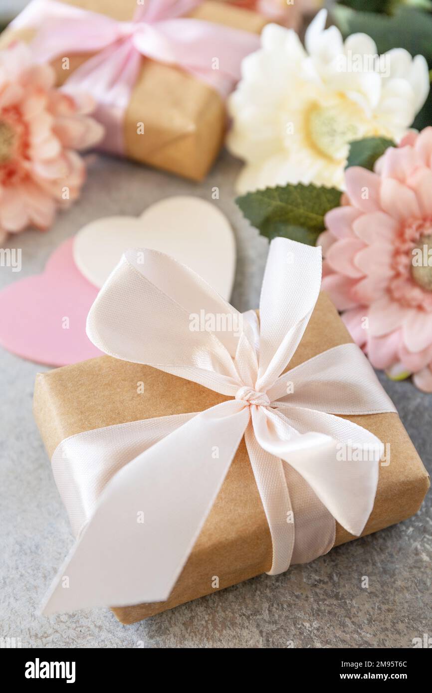 Le fond de la Saint-Valentin avec des cadeaux, de belles fleurs et des coeurs. Carte de voeux pour la Saint-Valentin, le jour des femmes, le mariage, l'anniversaire ou la fête des mères. Banque D'Images