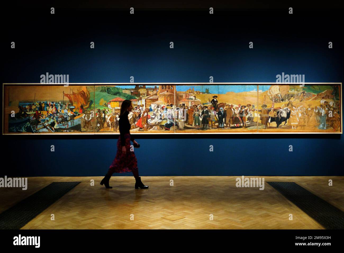 Un membre du personnel passe devant la Vision of Spain de Joaquin Sorolla, 1912-13, exposée à la Royal Academy of Arts de Londres. La peinture présente dans le monde espagnol et hispanique à venir : trésors de l'exposition Musée et Bibliothèque de la Société hispanique qui se tiendra à l'académie du 21 janvier au 10 avril 2023. Date de la photo: Mardi 17 janvier 2023. Banque D'Images Un membre du personnel passe devant la Vision of Spain de Joaquin Sorolla, 1912-13, exposée à la Royal Academy of Arts de Londres. La peinture présente dans le monde espagnol et hispanique à venir : trésors de l'exposition Musée et Bibliothèque de la Société hispanique qui se tiendra à l'académie du 21 janvier au 10 avril 2023. Date de la photo: Mardi 17 janvier 2023. Banque D'Images
