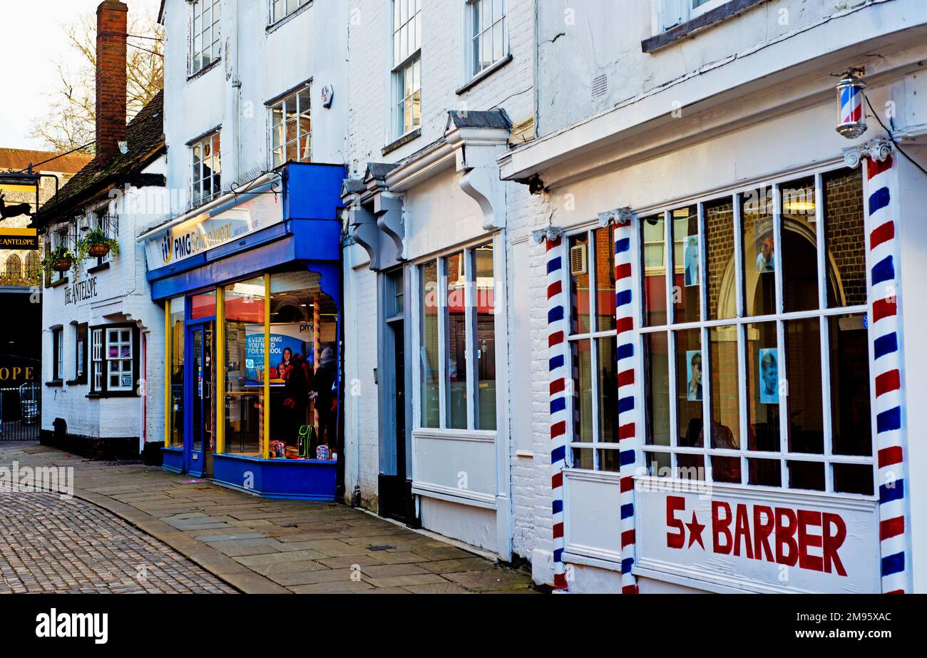 Barbers magasin de vêtements d'école et le pub Antelope, Church Square, High Wycombe, Buckinghamshire, Angleterre Banque D'Images