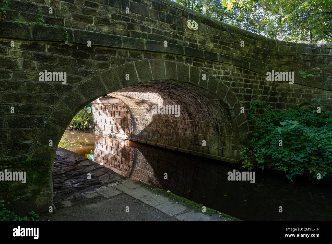 Ancien pont sur le canal de Huddersfield à Uppermill, Grand Manchester, Angleterre. Banque D'Images