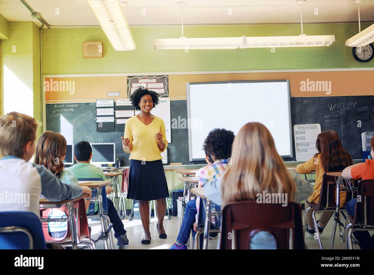 Femme noire, enseignante et salle de classe avec des élèves pour l'éducation, le soutien à l'apprentissage et le développement des connaissances. Femme africaine, classe préscolaire et Banque D'Images