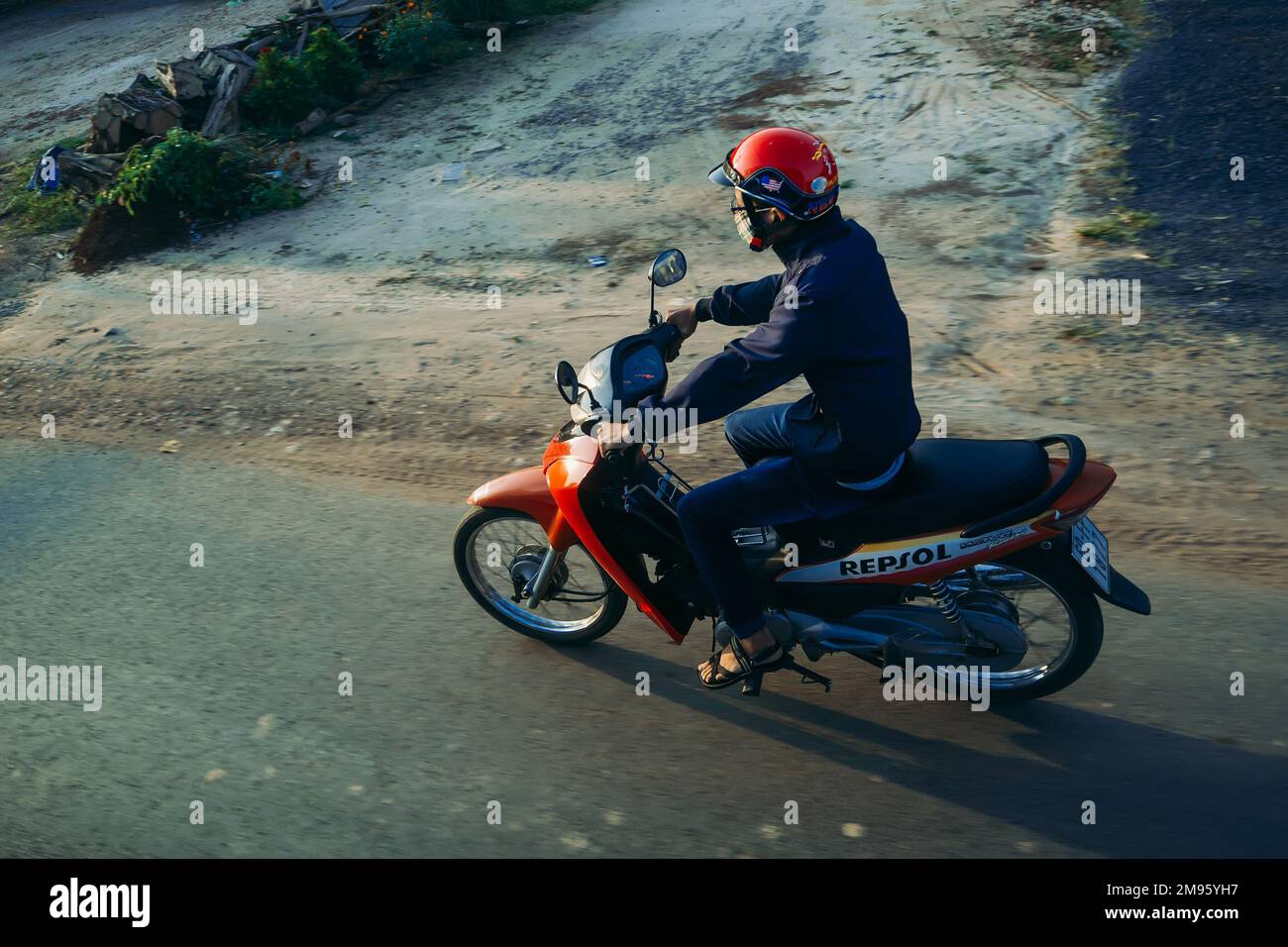 PHAN THIET, VIETNAM - VERS MARS 2017 : un homme à moto sur la route Banque D'Images