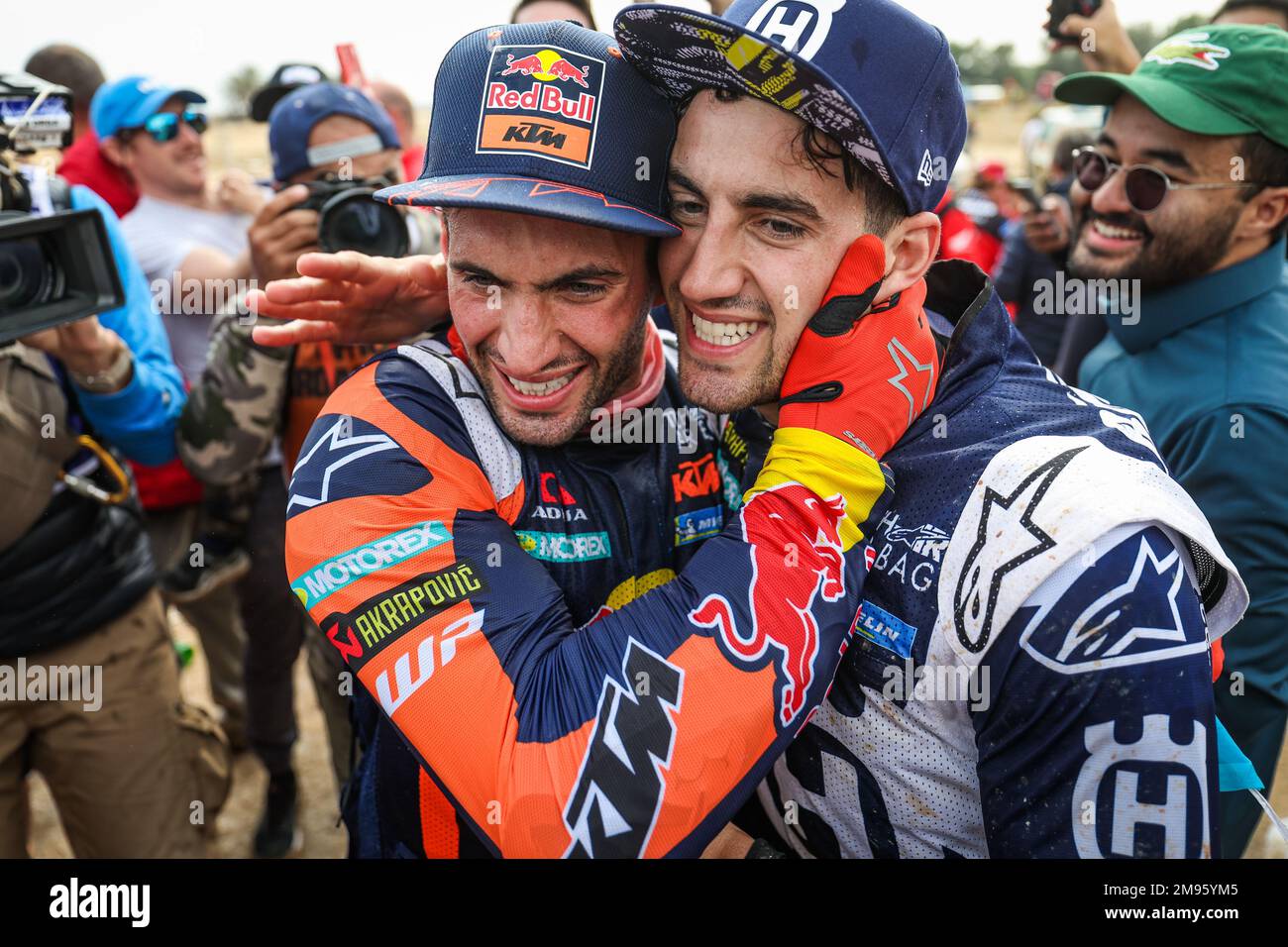 BENAVIDES Kevin (arg), Red Bull KTM Factory Racing, KTM, moto, FIM W2RC, portrait célébrant la victoire avec son frère BENAVIDES Luciano (arg), Husqvarna Factory Racing, Husqvarna, moto, FIM W2RC, Pendant la phase 14 du Dakar 2023 entre Al-Hofuf et Damman, sur 15 janvier 2023 à Damman, Arabie Saoudite - photo: Florent Gooden/DPPI/LiveMedia Banque D'Images