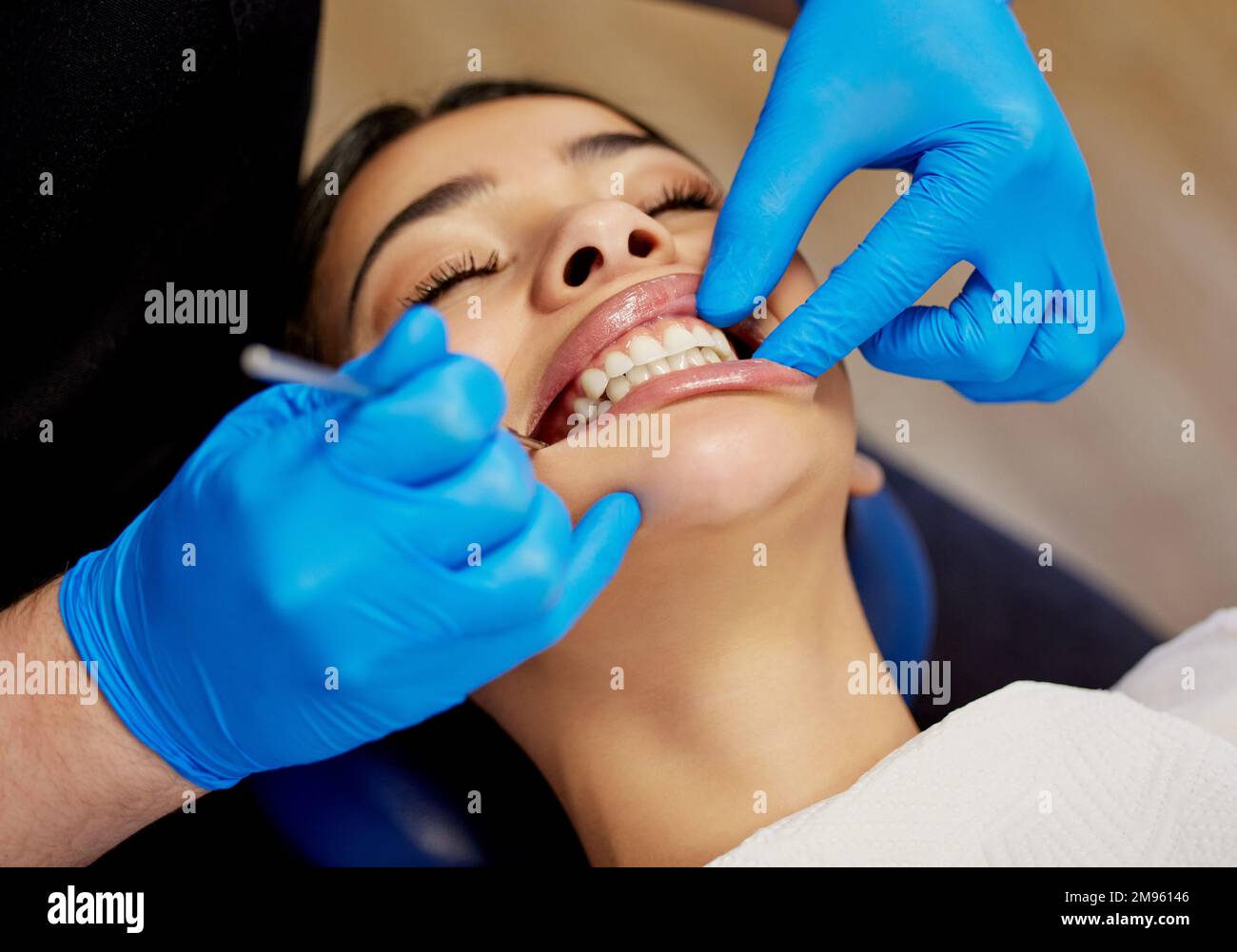 Obtenez le sourire que vous méritez. une jeune femme ayant une procédure dentaire a exécuté sur elle. Banque D'Images