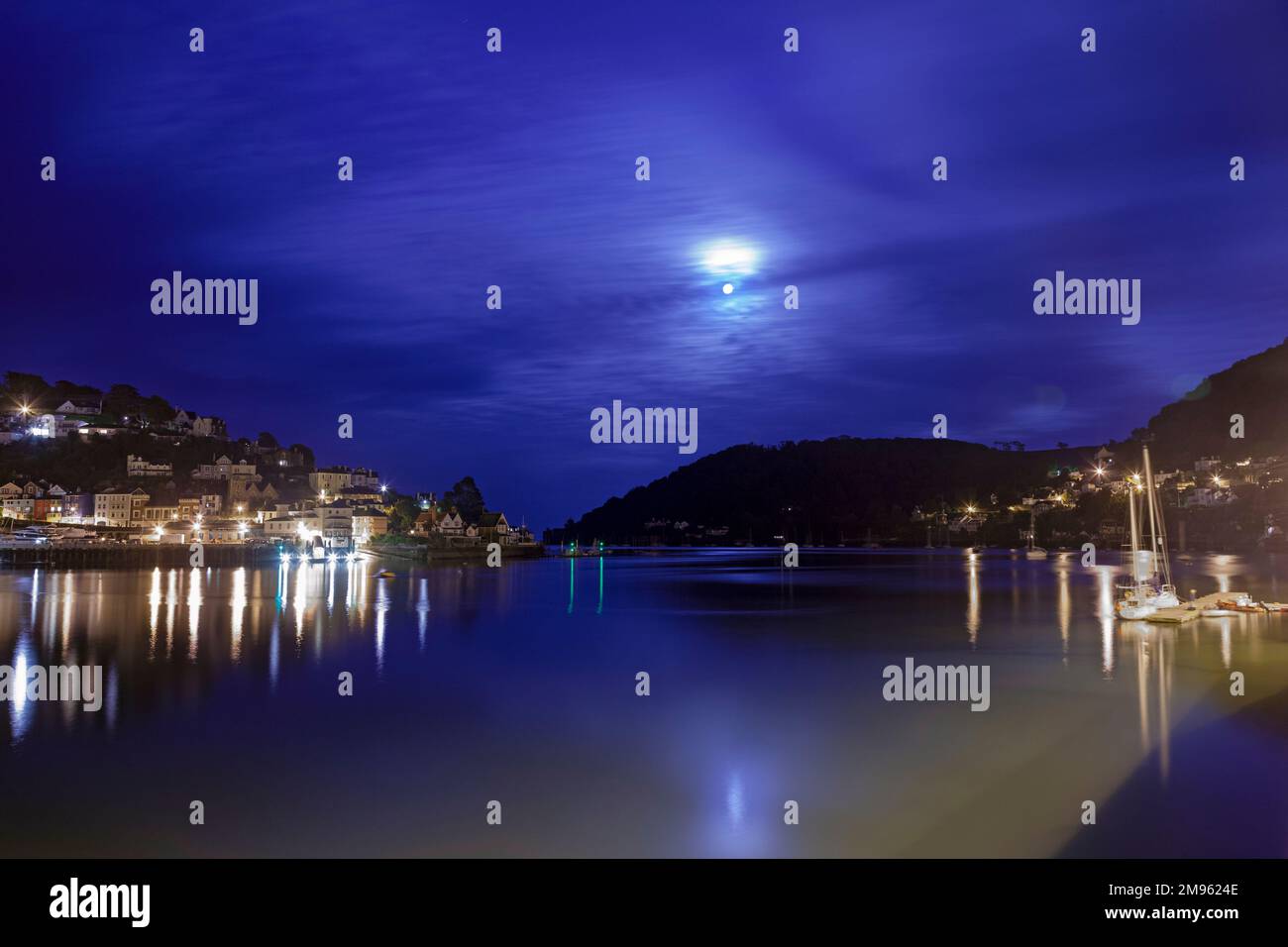 Royaume-Uni, Angleterre, Devon, Dartmouth Harbour la nuit avec Kingjure Riverfront et Warfleet Banque D'Images