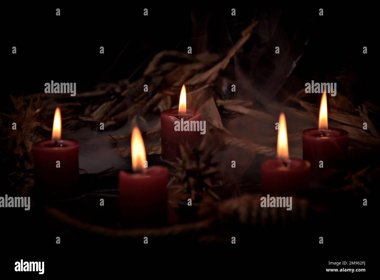 Pentagramme amulette et bougie noire en forêt d'automne, fond naturel