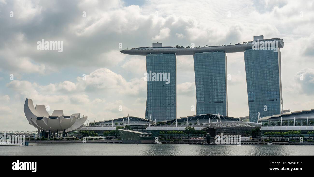 Piscine à débordement au sommet des tours de l'hôtel Marina Bay Sands, centre commercial Marina Bay, Musée ArtScience et Maison de l'île Louis Vuitton à Singapour. Banque D'Images