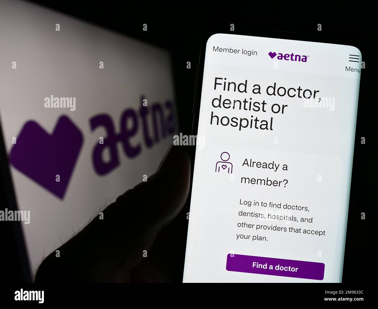 Personne tenant un téléphone portable avec la page Web de la société américaine de soins de santé gérés Aetna Inc. À l'écran devant le logo. Concentrez-vous sur le centre de l'écran du téléphone. Banque D'Images