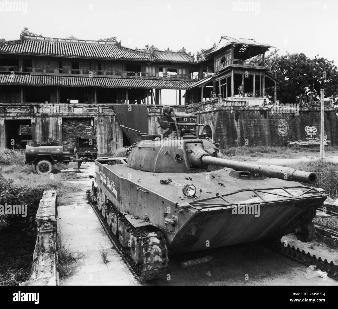 Hue, Vietnam du Sud: Réservoir nord-vietnamien devant l'ONG mon Gate du Palais Thai-Hoa Banque D'Images