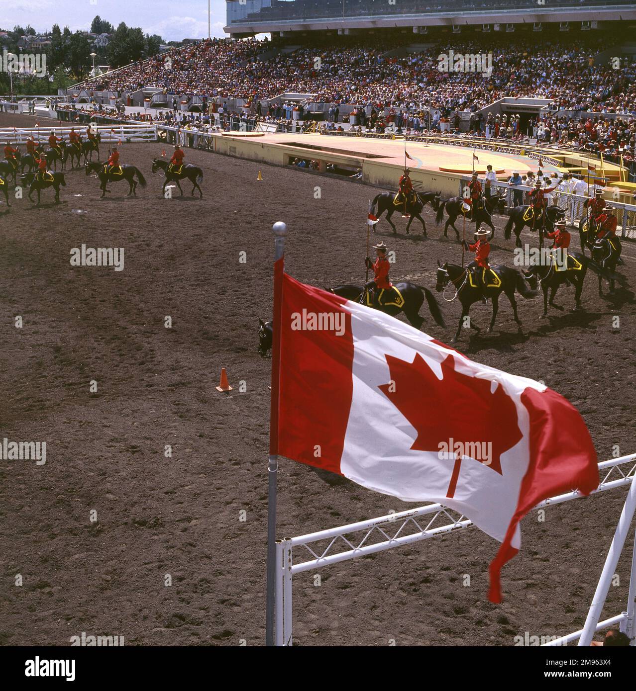 Un groupe de la Gendarmerie royale du Canada à un défilé de Stampede à Calgary. Banque D'Images