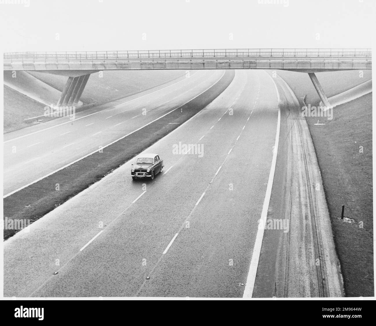 Roi de la route: Ce chanceux conducteur de véhicule a l'autoroute à lui-même dans les premiers jours des autoroutes en Grande-Bretagne. Banque D'Images