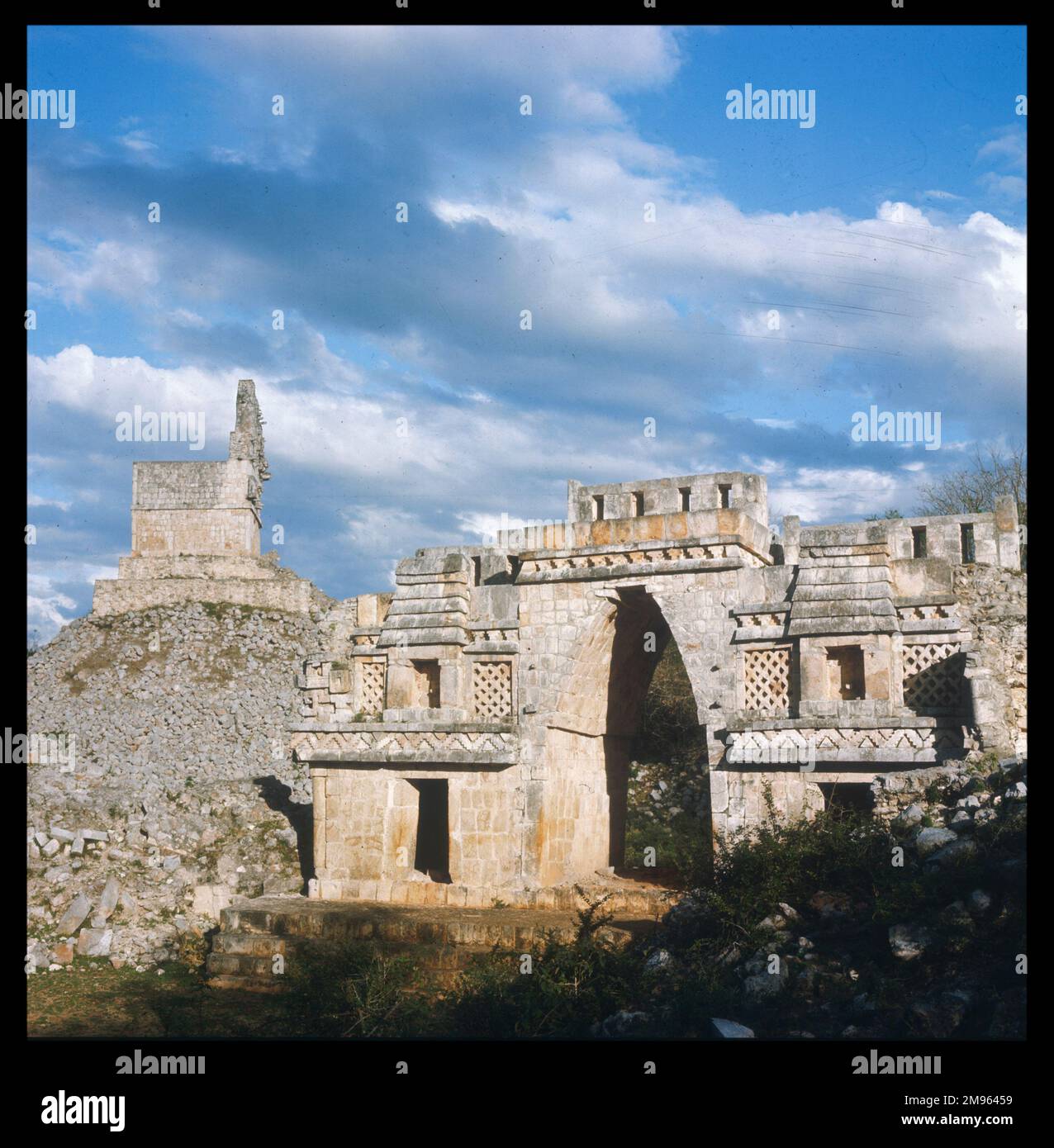 L'ARCHE de l'ancienne ville de Labna, Yucatan avec le MIRADOR debout sur les ruines d'une pyramide en arrière-plan. La ville a été construite au 9th/10th siècle. Banque D'Images