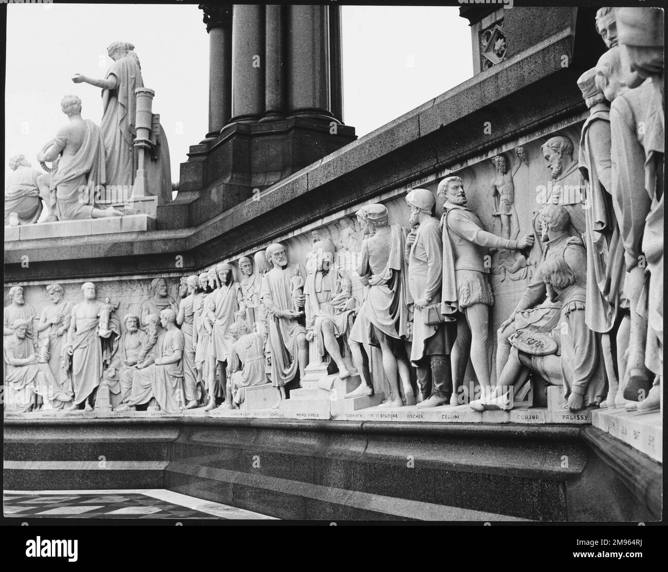 Une des frises sculptées autour de la base du Mémorial Albert, représentant Palissy, Cellini, Michael Angelo, Torrigiano, Et d'autres artistes de la Renaissance, etc Banque D'Images Une des frises sculptées autour de la base du Mémorial Albert, représentant Palissy, Cellini, Michael Angelo, Torrigiano, Et d'autres artistes de la Renaissance, etc Banque D'Images