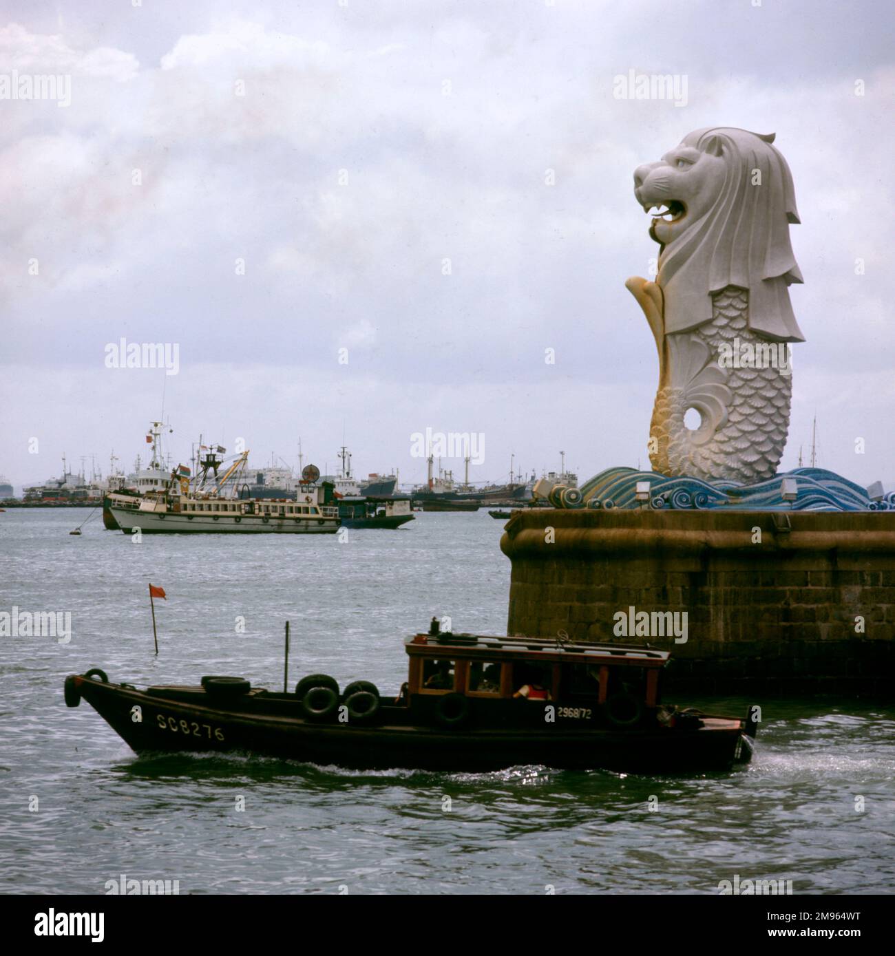 Singapour : vue sur Merlion et le port. Banque D'Images