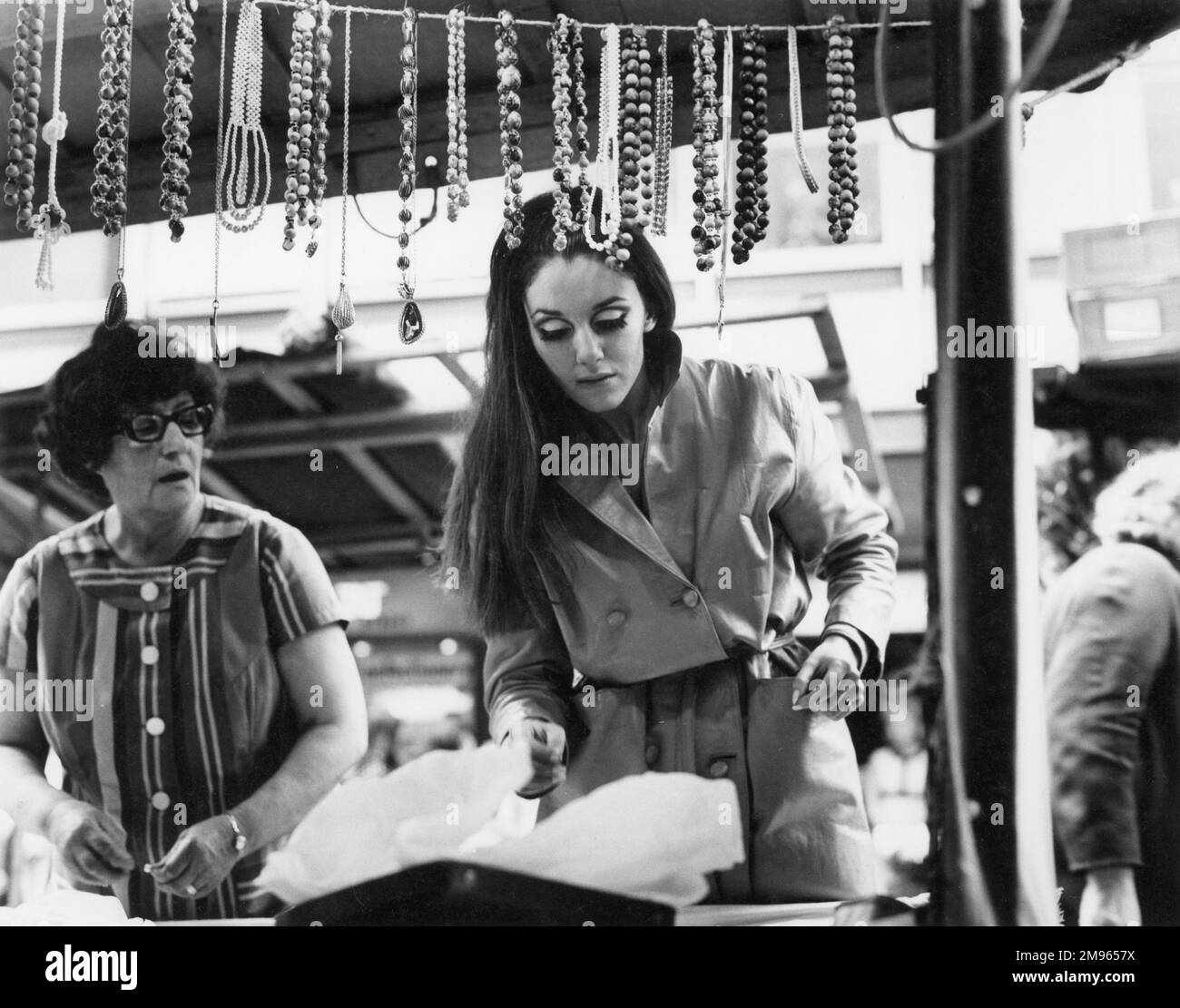 Une femme regarde les bijoux sur un marché de Carnaby Street, Londres Banque D'Images