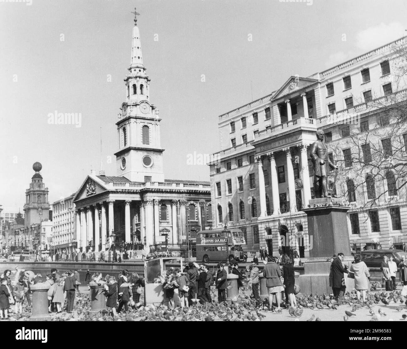 Un Trafalgar Square rempli de pigeon avec St. Martins dans l'église des champs en arrière-plan. Banque D'Images