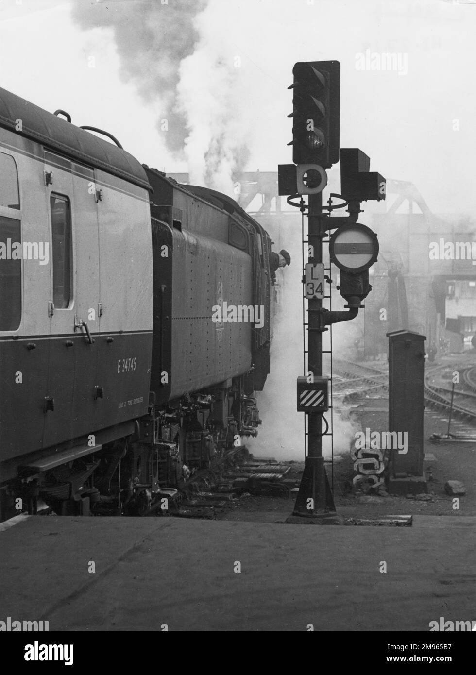 Un train à vapeur sur la région est des chemins de fer britanniques, sur le point de partir de Liverpool Street Station, Londres, Angleterre. Banque D'Images