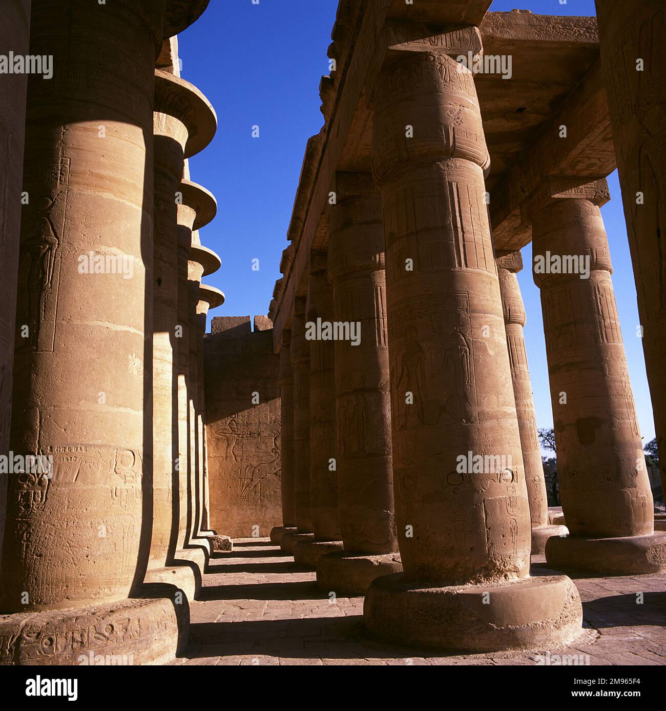 Le 'RAMESSEUM', mausolée de Pharoah RAMESES II, montrant les piliers de la Grande salle du pilier de son TEMPLE AMUN RE, Thèbes (Louxor moderne), Égypte Banque D'Images