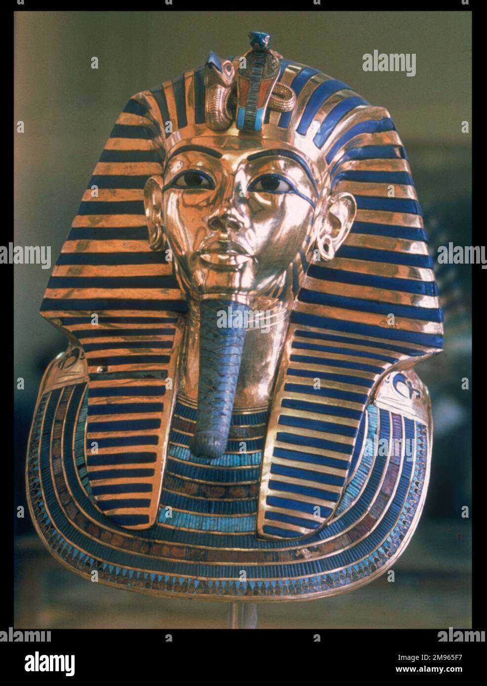 Le célèbre masque de Pharoah TOUTANKHAMUN, dirigeant de la dynastie 18th de l'Égypte 1361 - 1352 av. J.-C., (Musée égyptien, le Caire), fait d'or solide, avec le verre incrusté et le lapis lazuli. Banque D'Images