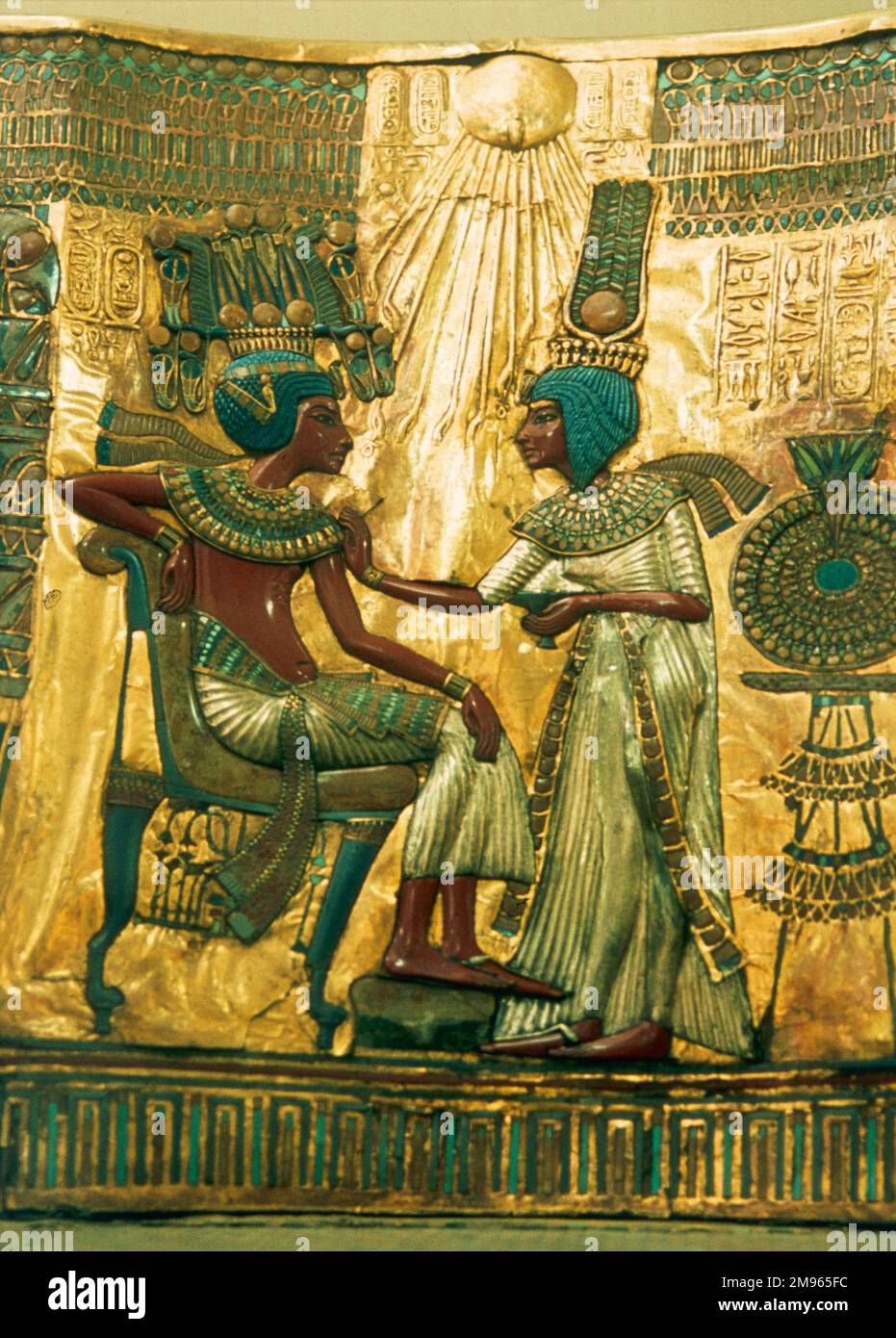 Le dos d'or du trône de Pharoah TOUTANKHAMUN dirigeant de la dynastie 18th de l'Égypte 1361 - 1352 av. J.-C. (Musée égyptien, le Caire). Banque D'Images