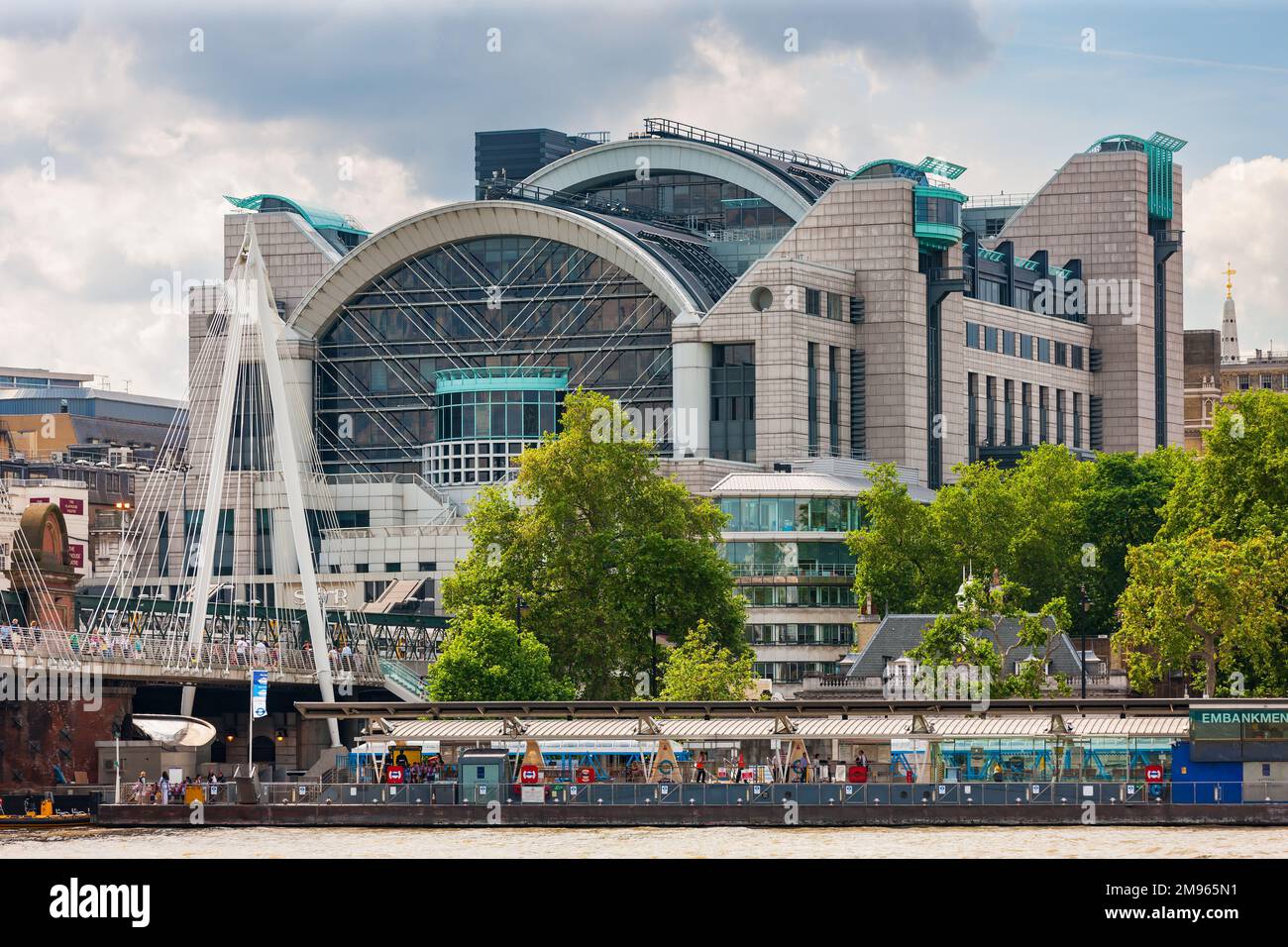Londres, Royaume-Uni - 29 juin 2010 - Gare de Charing Cross derrière Embankment Pier. Terminus de chemin de fer principal sur la rive nord de la Tamise. Emban Banque D'Images Londres, Royaume-Uni - 29 juin 2010 - Gare de Charing Cross derrière Embankment Pier. Terminus de chemin de fer principal sur la rive nord de la Tamise. Emban Banque D'Images