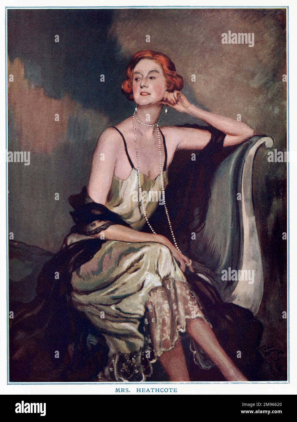 Mme Heathcote s'est habillée avec élégance dans une robe de soirée avec ses cheveux rouges et une corde de perles. Banque D'Images