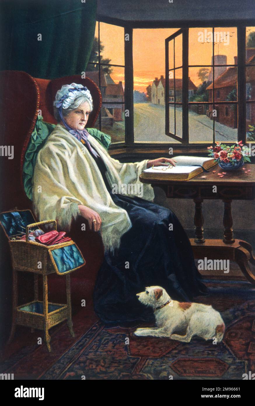 Une vieille femme solitaire s'assoit en regardant un coucher de soleil dans un ciel d'hiver, tandis qu'un livre se trouve sur sa table, un panier à coudre est à ses côtés et un chien regarde son expectantly. Banque D'Images