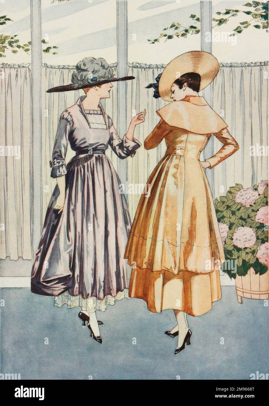 Deux femmes élégamment fatiguées se posent dans les dernières tendances parisiennes de l'été. Les robes à taille haute et à jupe complète, typiques de la première Guerre mondiale, sont complétées par des chapeaux assortis. Banque D'Images