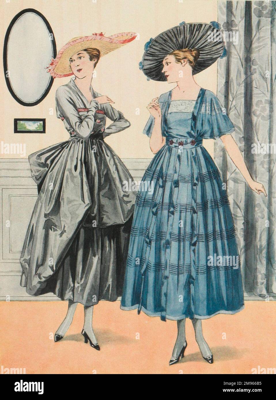 Deux femmes en costume de visite, avec des chapeaux à large bord plutôt élaborés, se préparent à attaquer leur hôte avec une vision de la mode. Banque D'Images