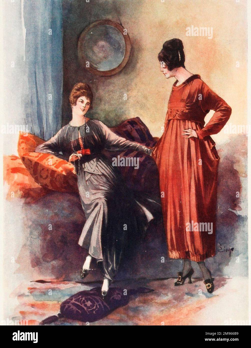 Une paire de modèles portant les dernières robes parisiennes « artistiques » pendant la première Guerre mondiale. Banque D'Images