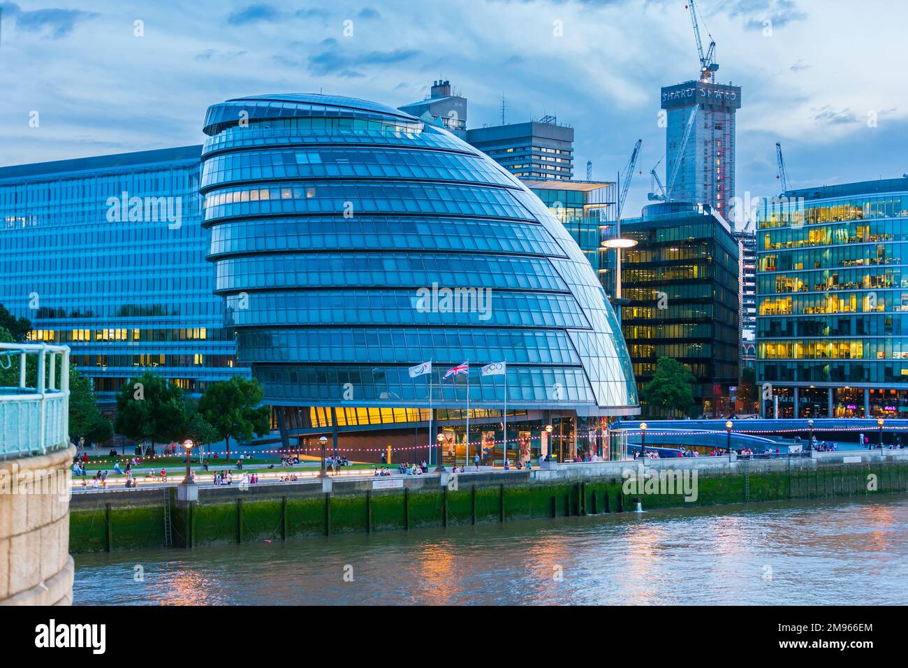 Londres, Royaume-Uni - 3 juillet 2010 : quartier de l'hôtel de ville de Londres sur la rive sud de la Tamise dans la soirée, la tour Shard en construction et advertisi Banque D'Images Londres, Royaume-Uni - 3 juillet 2010 : quartier de l'hôtel de ville de Londres sur la rive sud de la Tamise dans la soirée, la tour Shard en construction et advertisi Banque D'Images