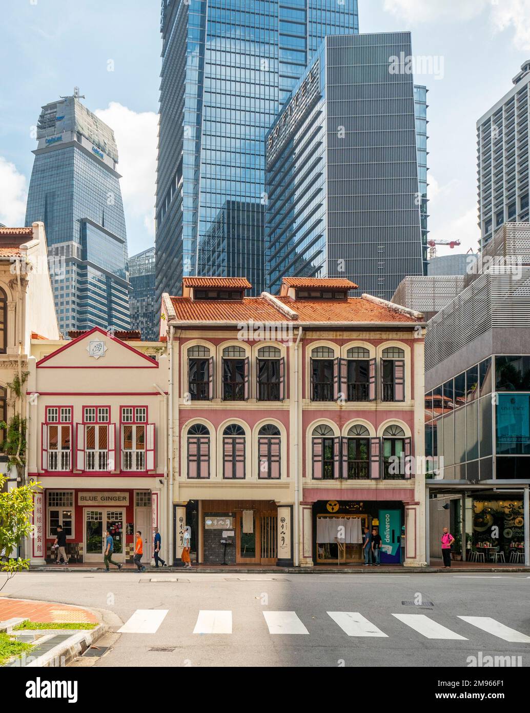 Boutiques traditionnelles sur Tg Pagar Rd et tours de bureaux du CBD en arrière-plan Tanjong Pagar Singapour Banque D'Images