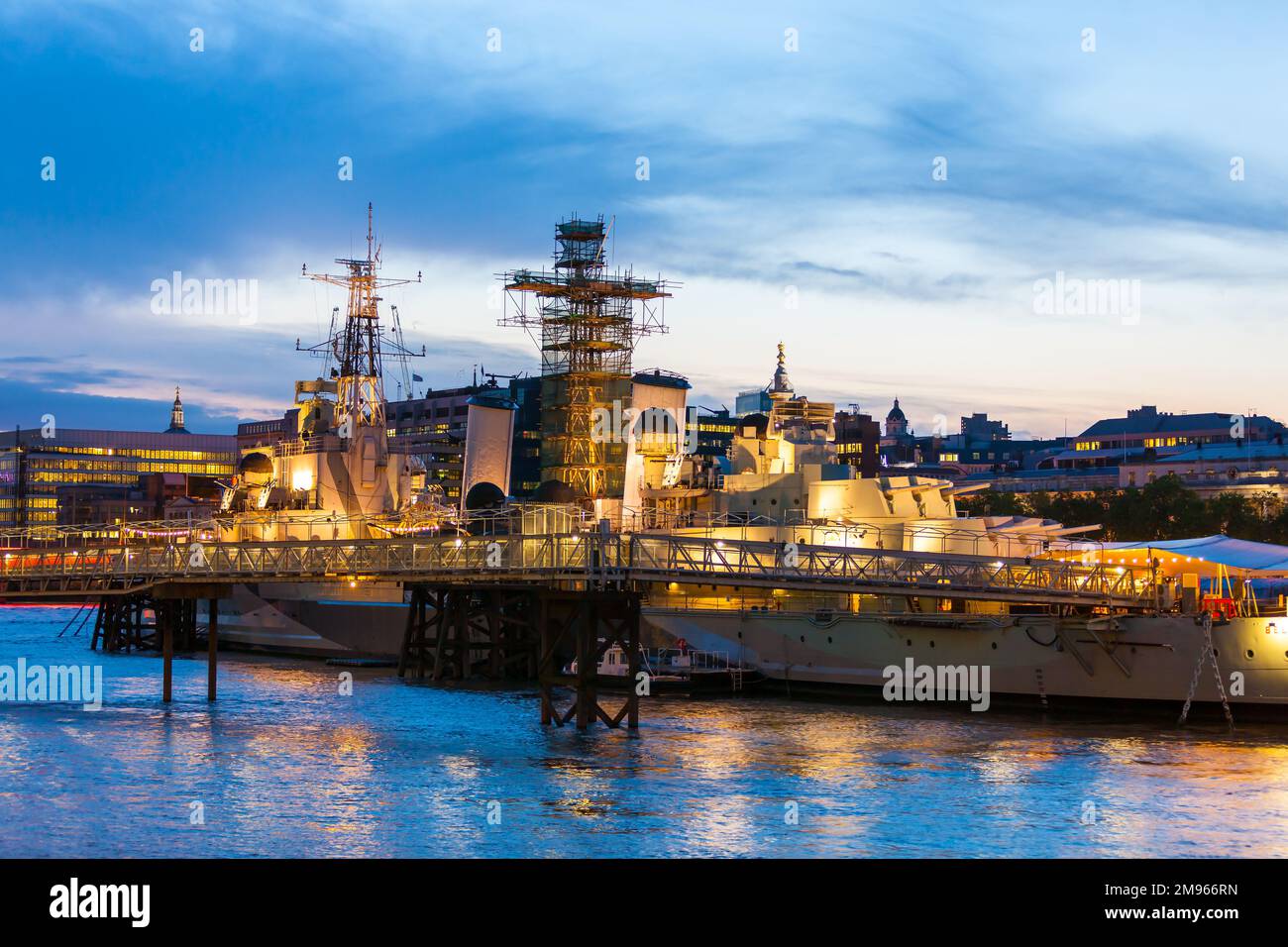 Londres, Royaume-Uni - 3 juillet 2010 : HMS Belfast de nuit. Croisière de la Seconde Guerre mondiale de la Marine royale britannique amarrée en permanence sur la Tamise. Banque D'Images