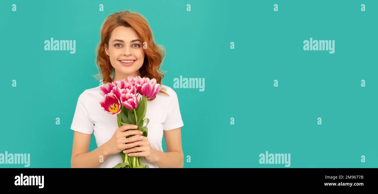 Femme isolé visage portrait, bannière avec maquette d'espace de copie. bonne fille avec bouquet de fleurs de tulipe sur fond bleu. 8 mars. Banque D'Images