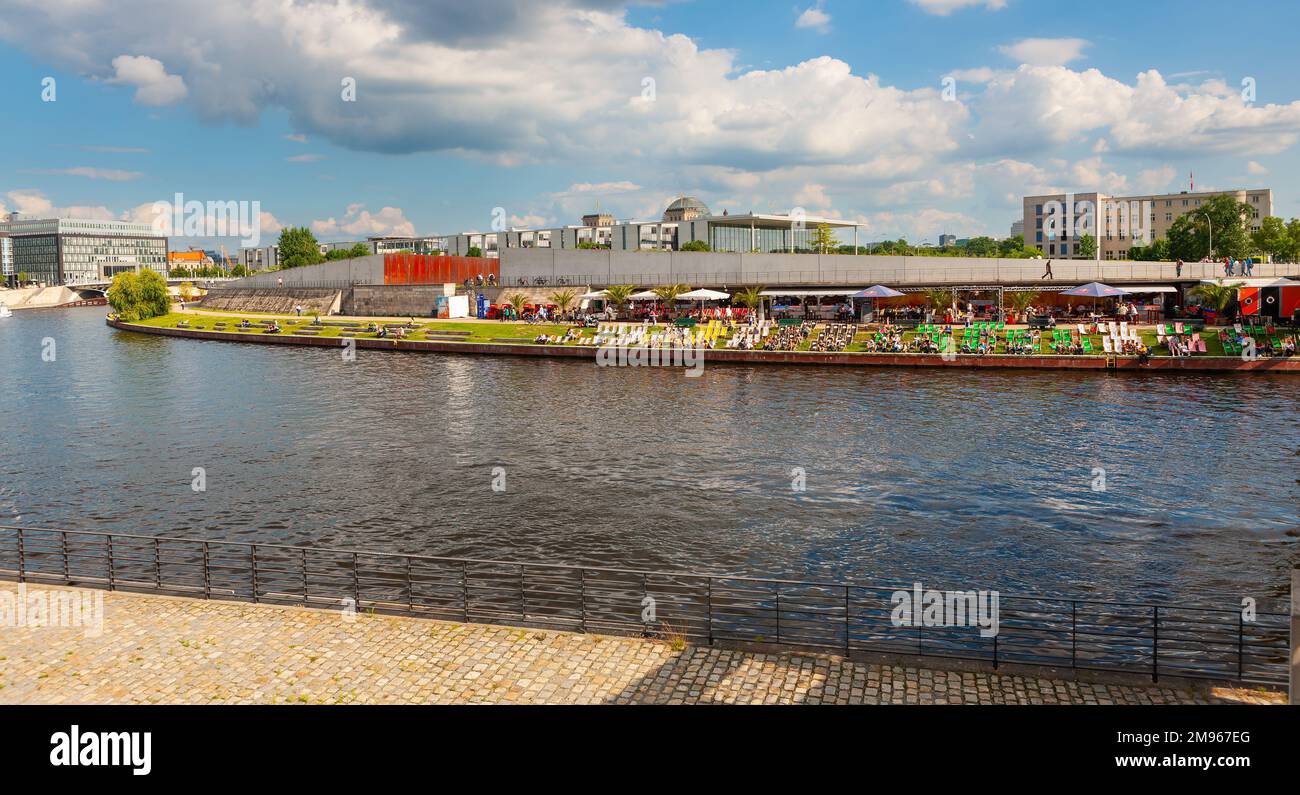 Berlin, Allemagne - 6 juillet 2011 : foules assises sur des chaises pliantes sur le versant sud de la Spree. Vue depuis la gare de Berlin Hauptbahnhof. Banque D'Images Berlin, Allemagne - 6 juillet 2011 : foules assises sur des chaises pliantes sur le versant sud de la Spree. Vue depuis la gare de Berlin Hauptbahnhof. Banque D'Images