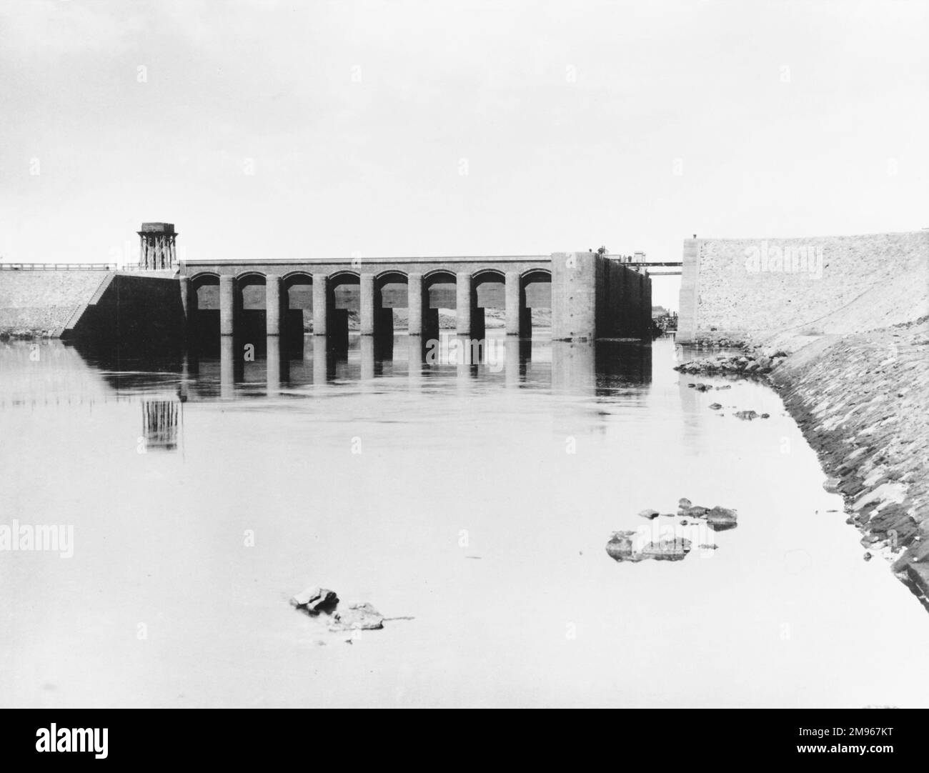 Assiut ou Asyut barrage sur le Nil en Égypte: Le régulateur et l'écluse du canal d'Ibrahimiya. Banque D'Images