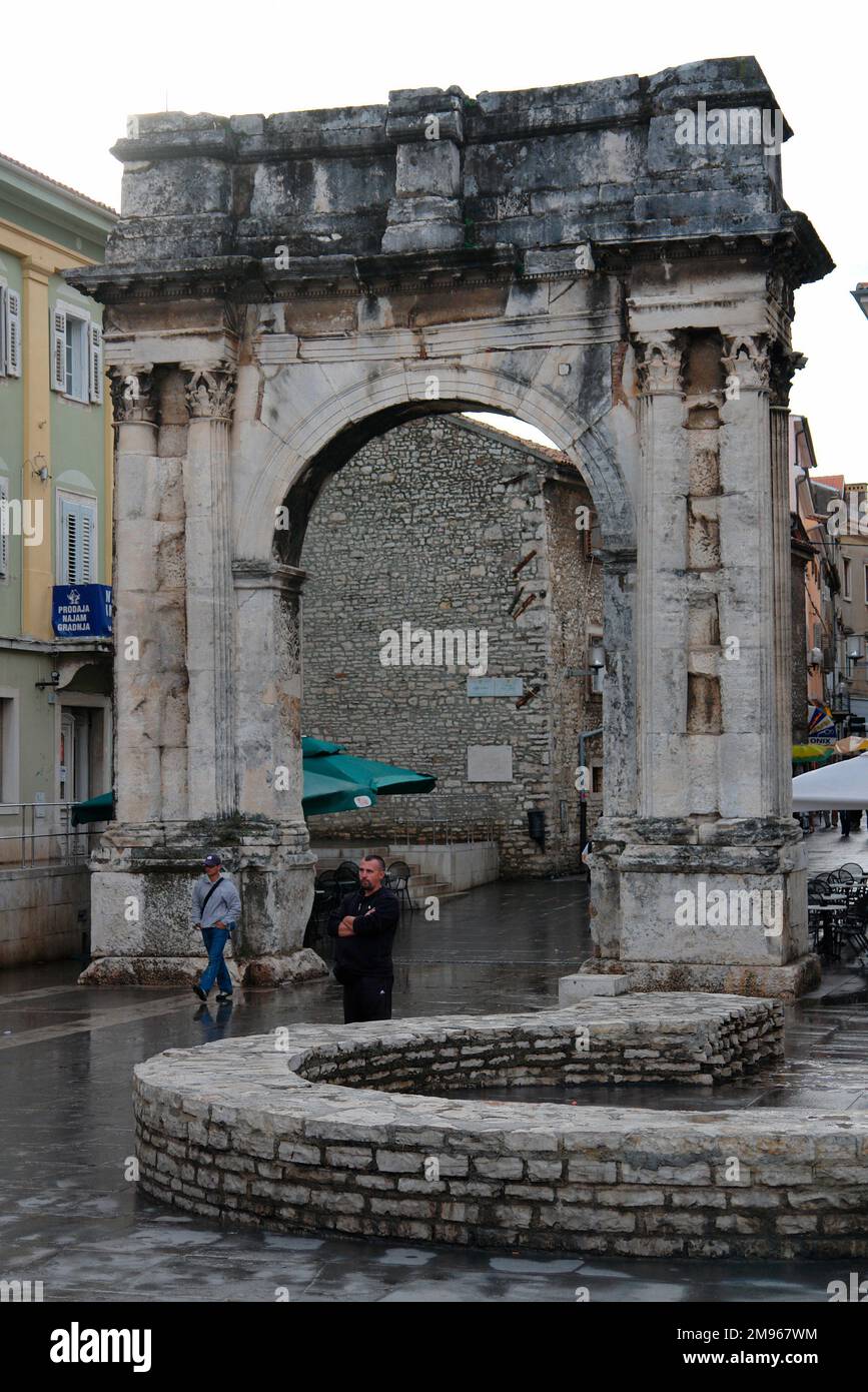 L'arche triomphale du Sergii à Pula, sur la côte ouest de l'Istrie, en Croatie. Cette ancienne arche romaine commémore trois frères de la famille Sergii, en particulier Lucius Sergius Lepidus, une tribune qui a combattu dans la bataille d'Actium. Il a été payé par la femme de Lepidus, Salvia Postuma Sergia, et a été utilisé à l'origine comme porte de ville. Banque D'Images