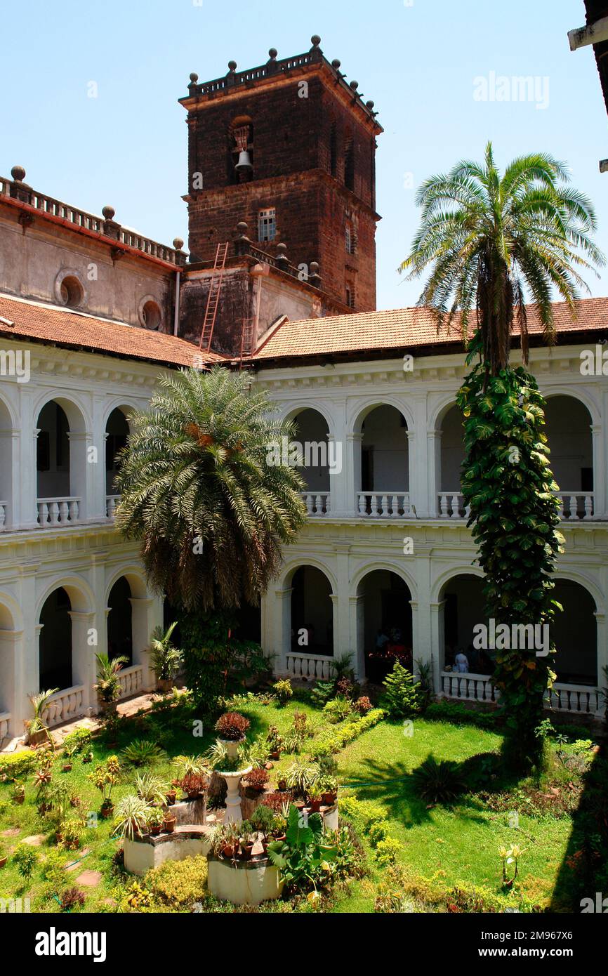 Cour intérieure et tour de la basilique BOM Jesus dans Old Goa, Inde. Construite en 1695, la basilique abrite les vestiges mortels de Saint François Xavier et est un site international de pèlerinage. Banque D'Images
