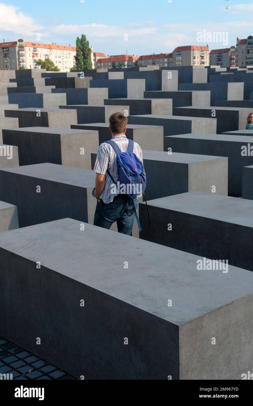 Un touriste solitaire explore le mémorial de l'Holocauste en plein air à Berlin, en Allemagne. Banque D'Images