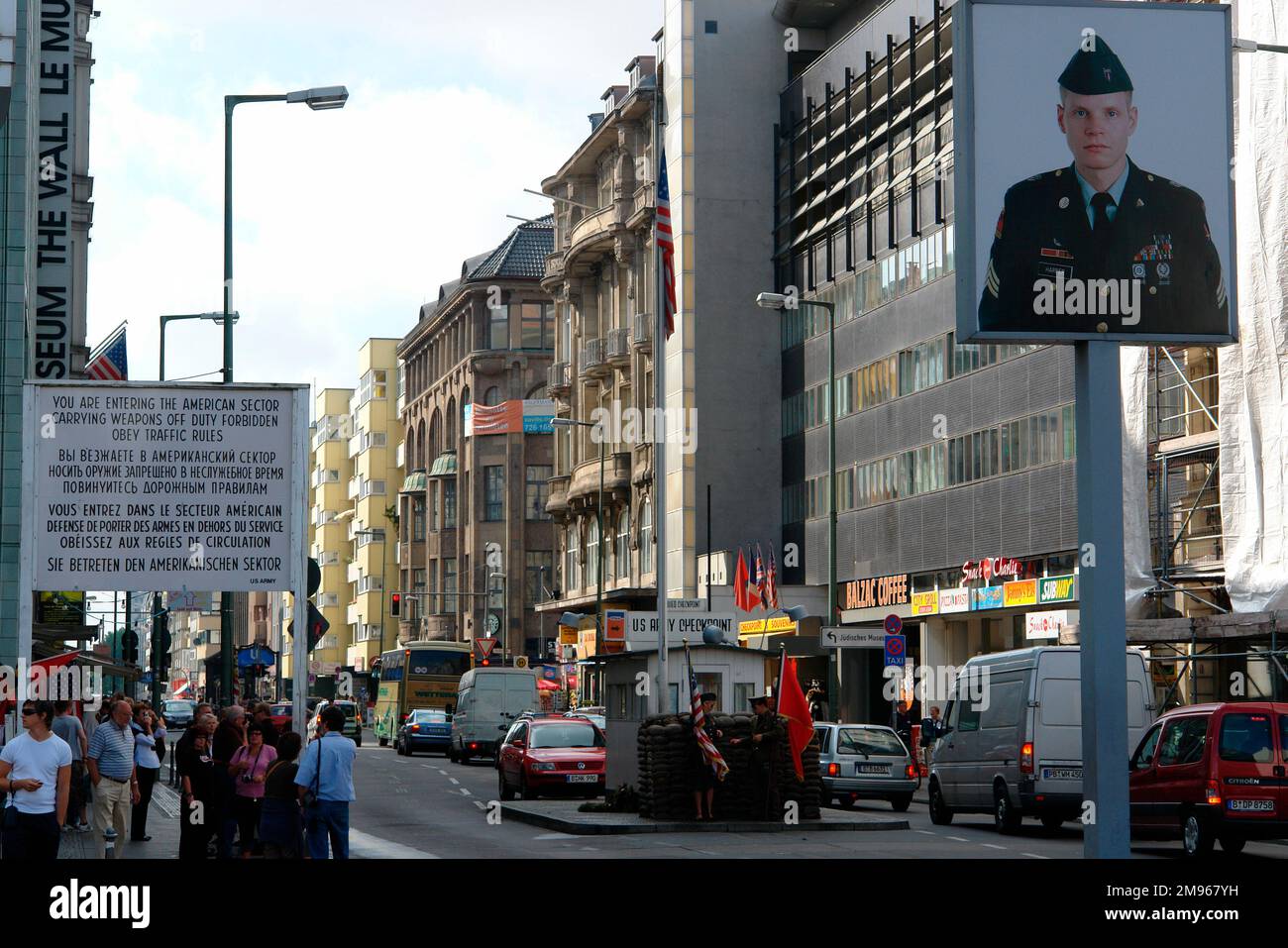 Reconstruction de Checkpoint Charlie pour les visiteurs du musée de Friedrichstrasse, Berlin, Allemagne. Banque D'Images