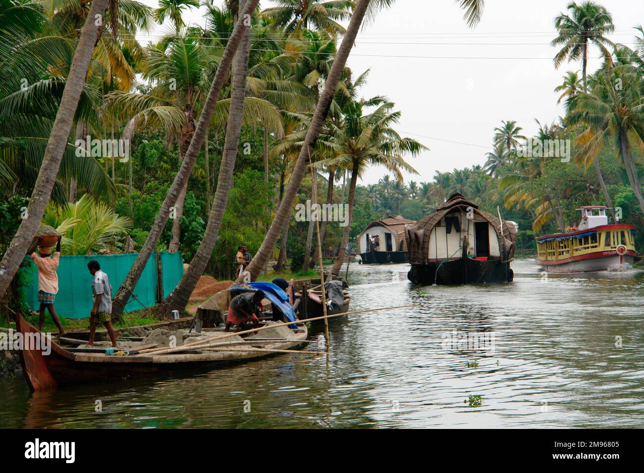 Bateaux dans les eaux intérieures d'Alleppey, État du Kerala, Inde. La petite ville d'Alleppey, ou Alappuzha, a été décrite comme 'la Venise de l'est' en raison de son réseau de canaux. Banque D'Images