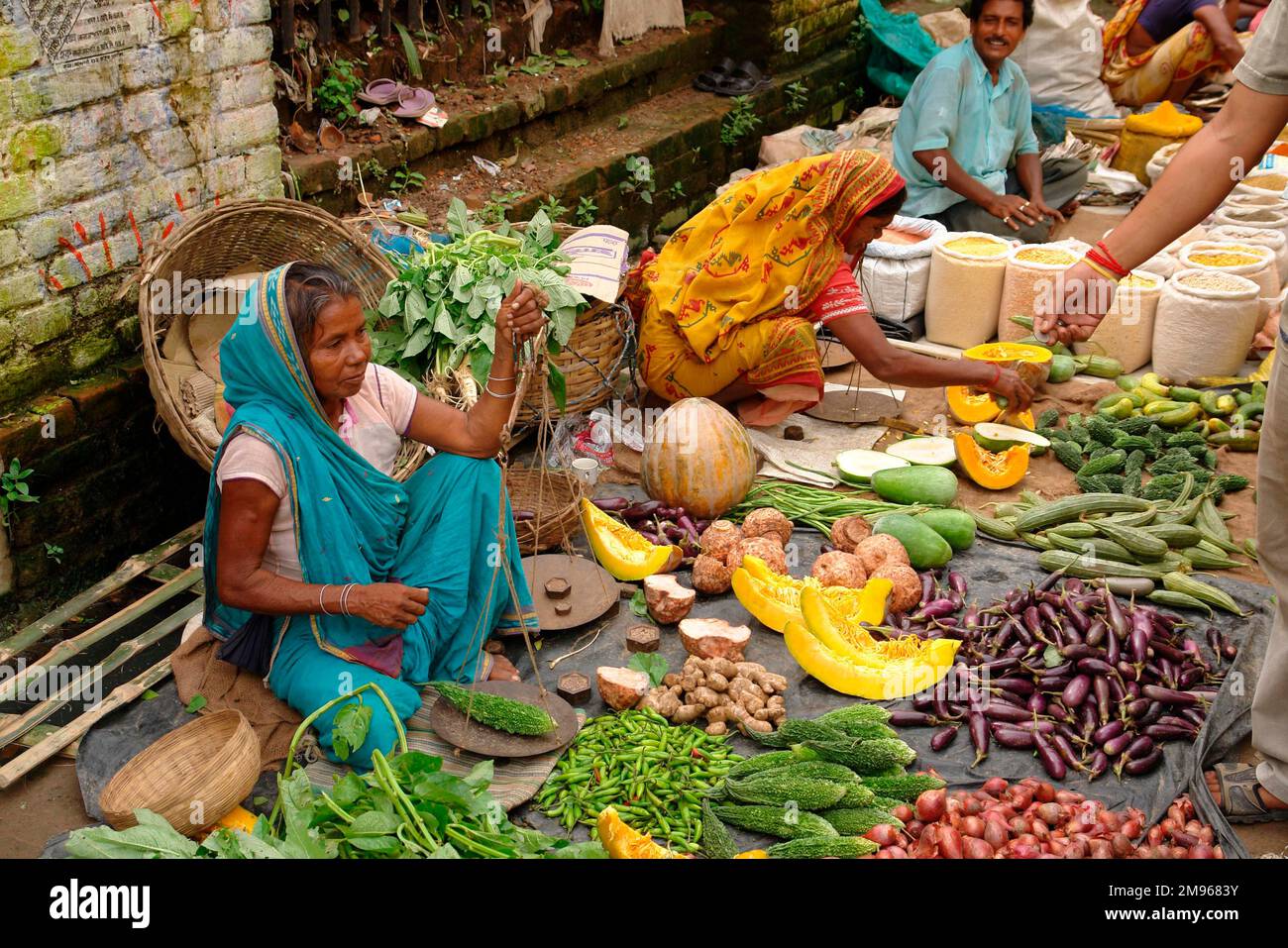 Un marché de rue vendant des fruits et légumes à Matiari, un village du Bengale occidental, en Inde. Banque D'Images