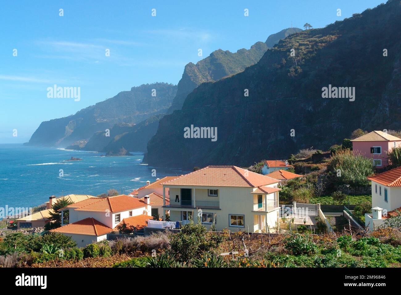 Vue sur Ponta Delgada, dans le quartier de Sao Vicente sur la côte nord de Madère. Banque D'Images