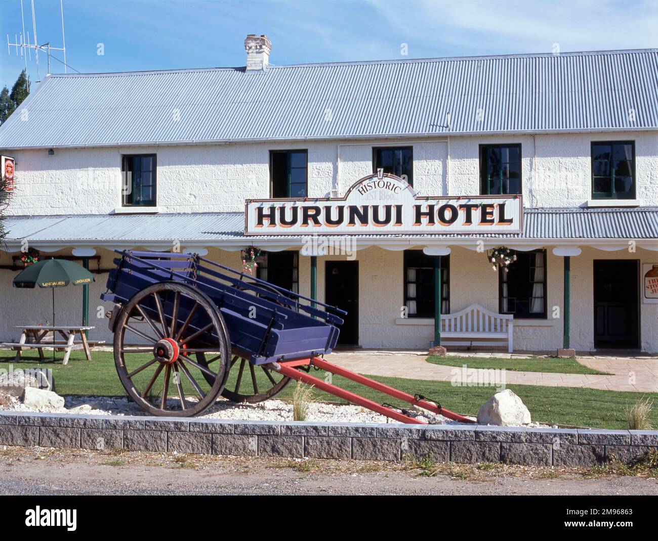 Vue sur l'historique Hôtel Hurunui à Hurunui, Île du Sud, Nouvelle-Zélande. L'hôtel Hurunui est célèbre en Nouvelle-Zélande pour son permis d'alcool, qu'il détient depuis 1860. Le propriétaire original, John Hastie, a obtenu une licence conditionnelle pour la maison d'hébergement Hurunui. Les conditions comprenaient « qu'il gardera huit lits dans quatre chambres à coucher; qu'il abritait six chevaux; qu'il fournisse des aires de stockage pour le bétail; qu'il fournisse des chevaux pour les voyageurs à ford la rivière; et qu'il dirige également des étrangers vers un lieu de passage de bois sûr. » En 1982, un petit groupe d'agriculteurs locaux s'est rassemblé pour sauver l'hôtel af Banque D'Images