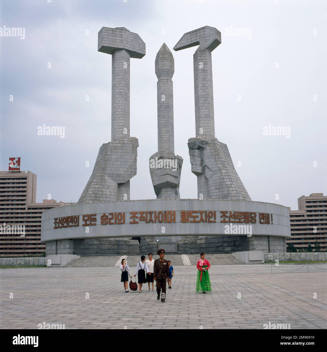 Vue sur le monument de la fondation du Parti des travailleurs de la Corée du Nord, à Pyongyang, capitale de la Corée du Nord. Commandé par Kim il Sung (1912-1994) et érigé en octobre 1996 pour marquer 50 ans depuis la fondation du Parti, le marteau (à gauche) et la faucille (à droite) représentent le triomphe des ouvriers et des paysans, tandis que le pinceau (au centre) symbolise le succès des intellectuels et des professionnels. Le monument est de 50 mètres de haut. Banque D'Images